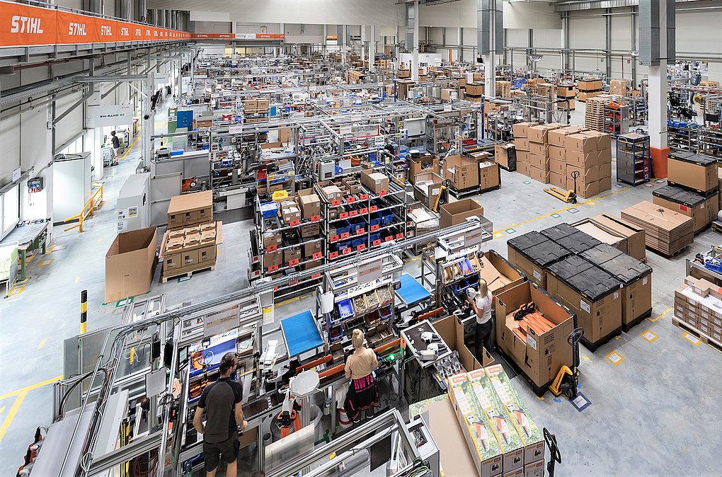 Eine große Werkshalle mit Montagelinien